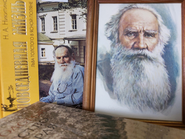 Книжная выставка «Граф Толстой: судьба и творчество»